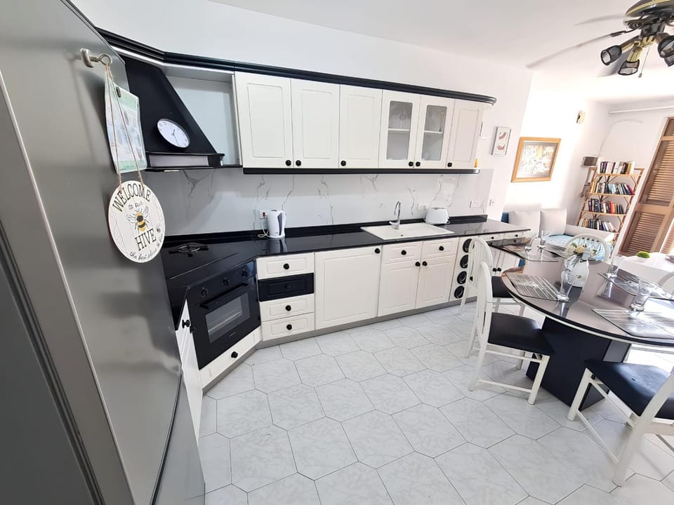 Kitchen or kitchenette, Dining area, minibar, oven, stove