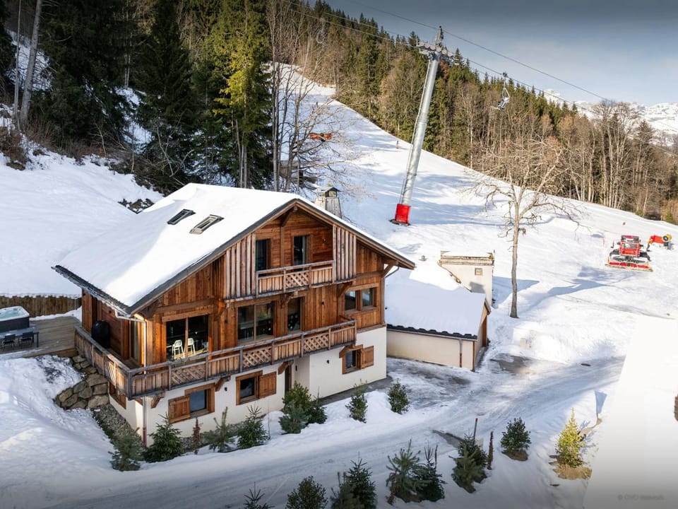 Property building, Day, Natural landscape, Winter, Mountain view