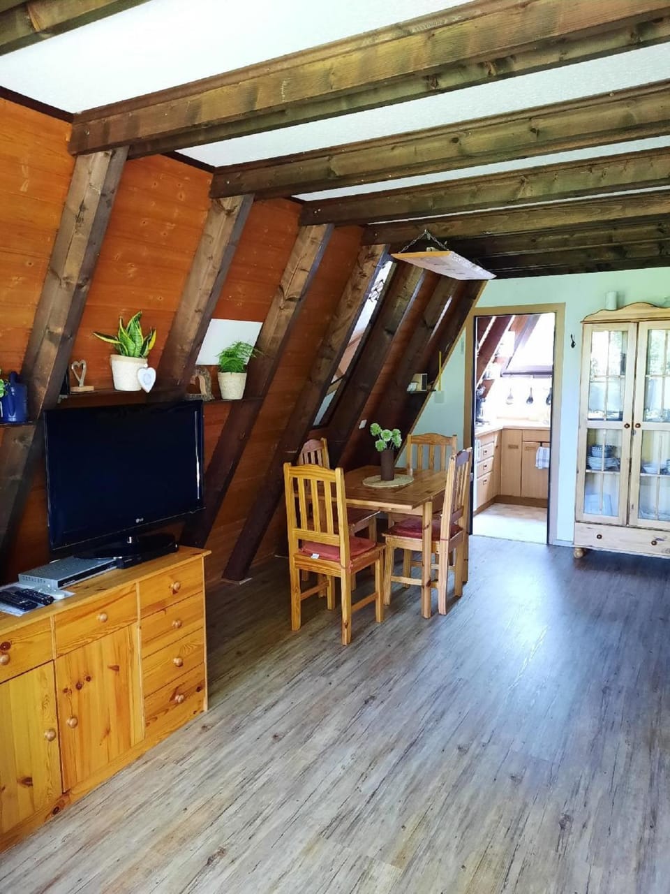 TV and multimedia, Living room, Seating area, Dining area