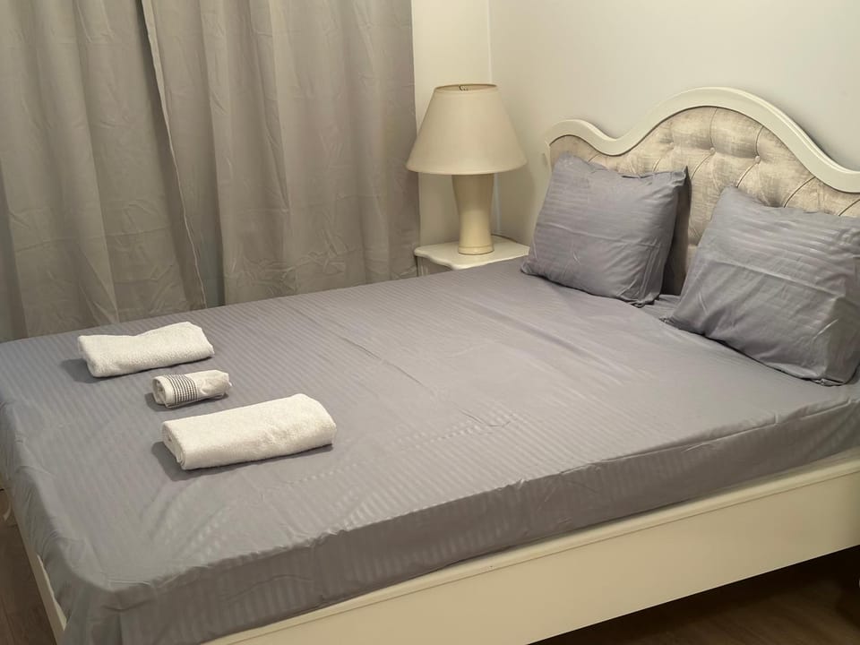 Bed, Bedroom, towels