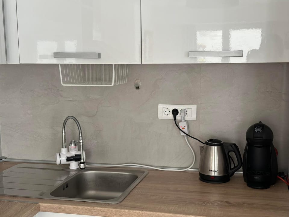 Coffee/tea facilities, Kitchen or kitchenette, stove