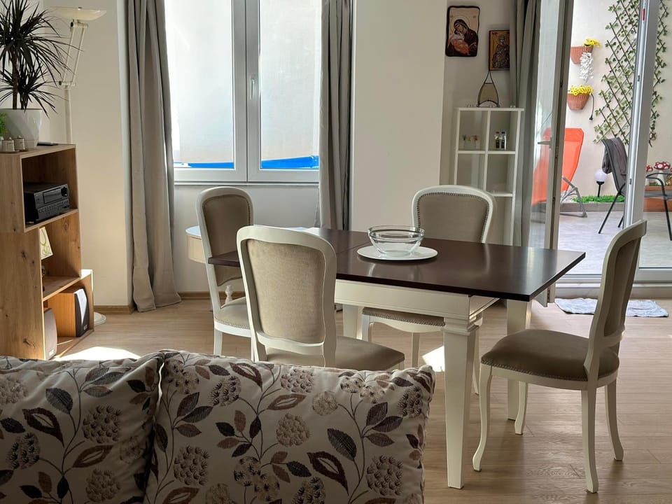 Seating area, Dining area