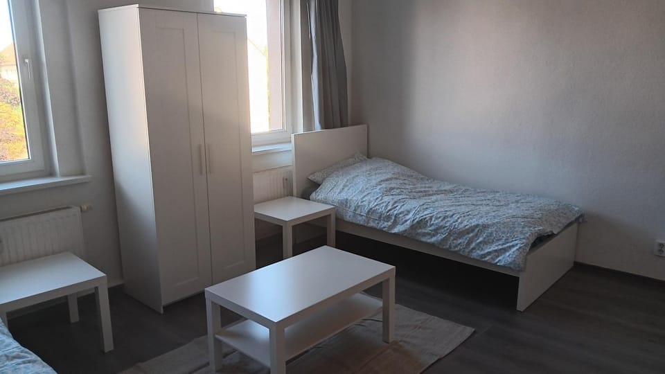 Crew Quartier ALL-INCLUSIVE Serviced Apartments 3 Schlafzimmer mit Küche, Bad Waschmaschine, Flat TV, WiFi, usw in Merseburg Leuna Apartment in Thuringia, Germany