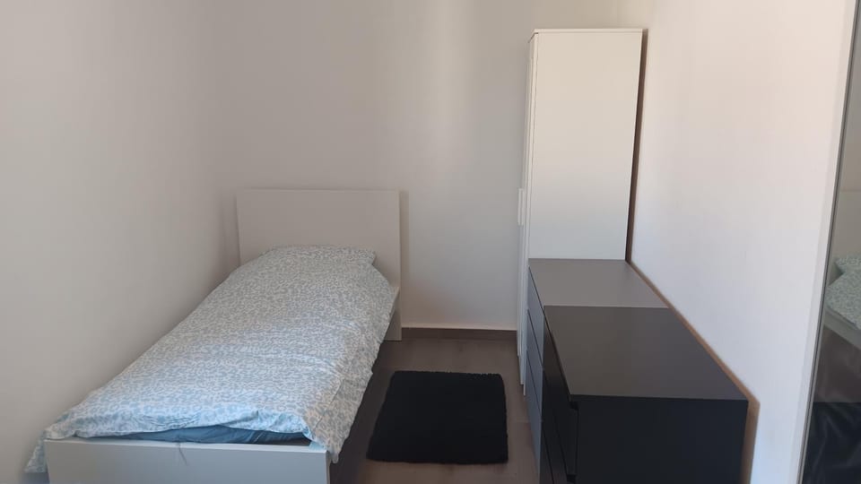 Crew Quartier ALL-INCLUSIVE Serviced Apartments 3 Schlafzimmer mit Küche, Bad Waschmaschine, Flat TV, WiFi, usw in Merseburg Leuna Apartment in Thuringia, Germany