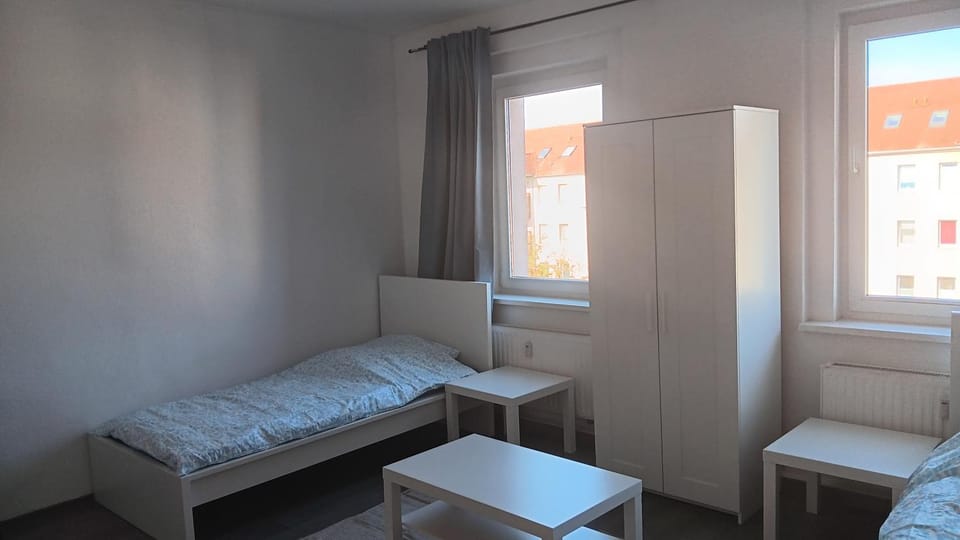 Crew Quartier ALL-INCLUSIVE Serviced Apartments 3 Schlafzimmer mit Küche, Bad Waschmaschine, Flat TV, WiFi, usw in Merseburg Leuna Apartment in Thuringia, Germany