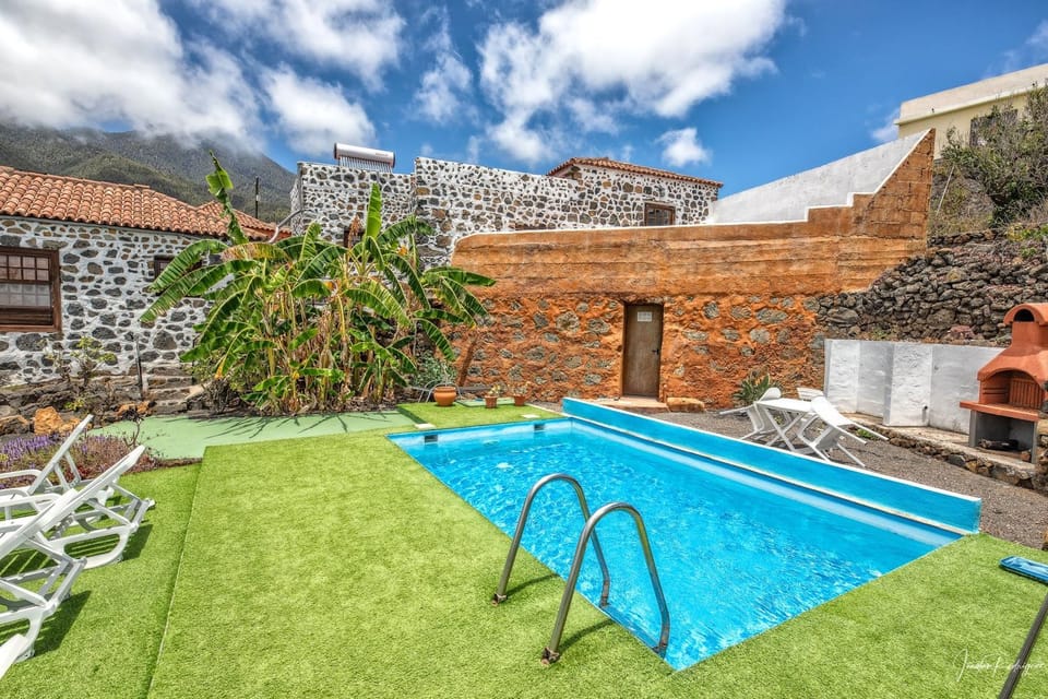 Pool view, Swimming pool, sunbed