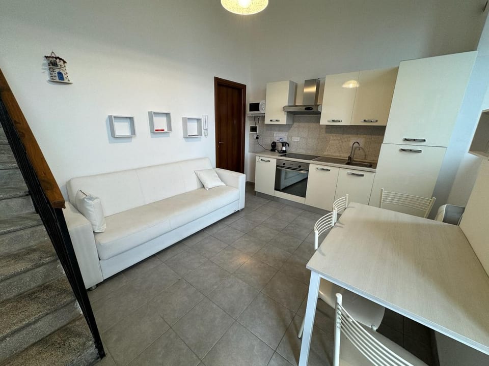 Kitchen or kitchenette, Living room, Seating area, Dining area, oven, stove