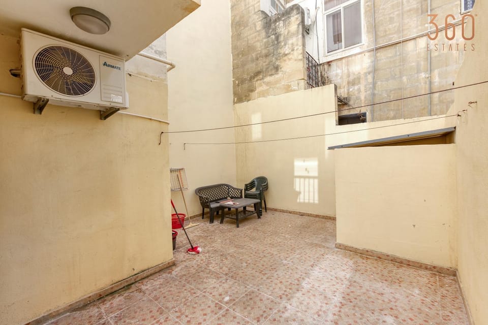 Living room, Seating area, fireplace, air conditioner