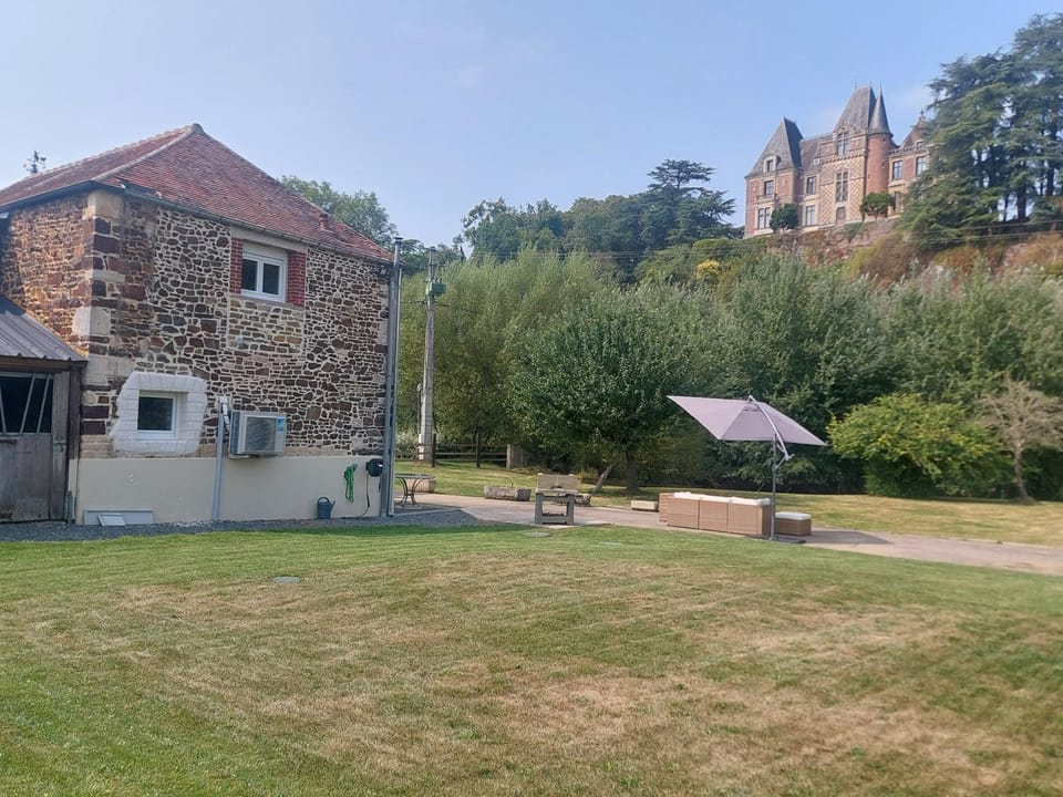 Gîte familial au bord de l'Orne, au pied du château de Mesnil-Glaise House in Normandy