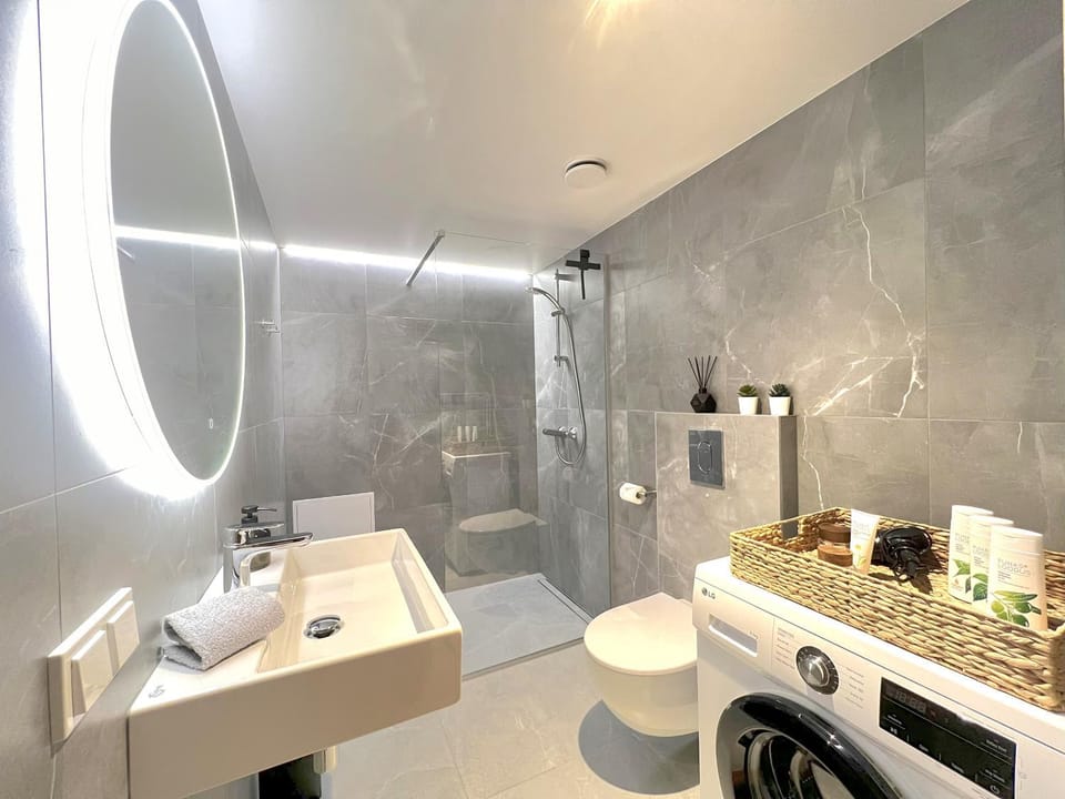 Shower, Toilet, Bathroom, towels, washing machine