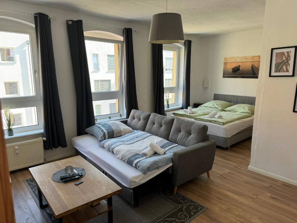 Communal lounge/ TV room, Bed, TV and multimedia, Living room, Seating area, Bedroom, cot, towels