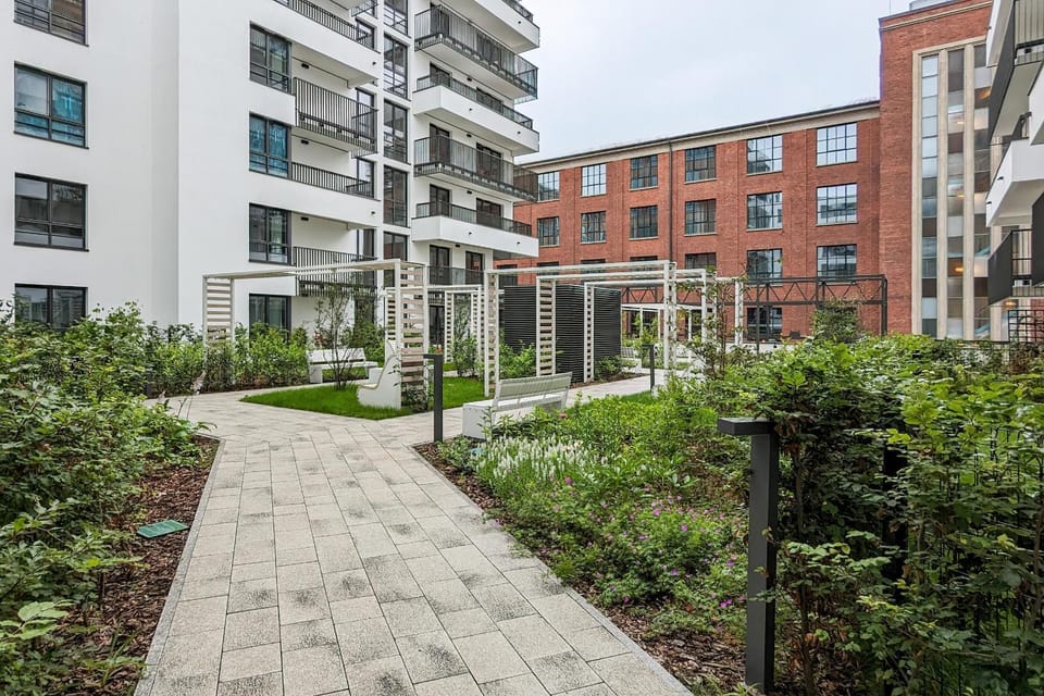 Property building, Facade/entrance, Off site, Day