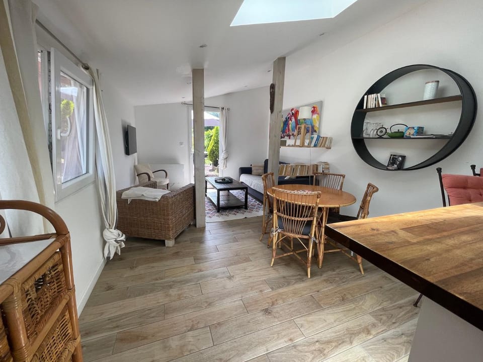 Patio, Communal lounge/ TV room, Living room, Dining area