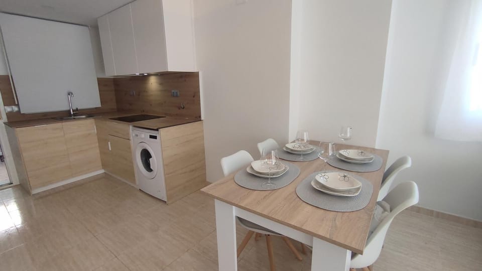 Kitchen or kitchenette, Dining area