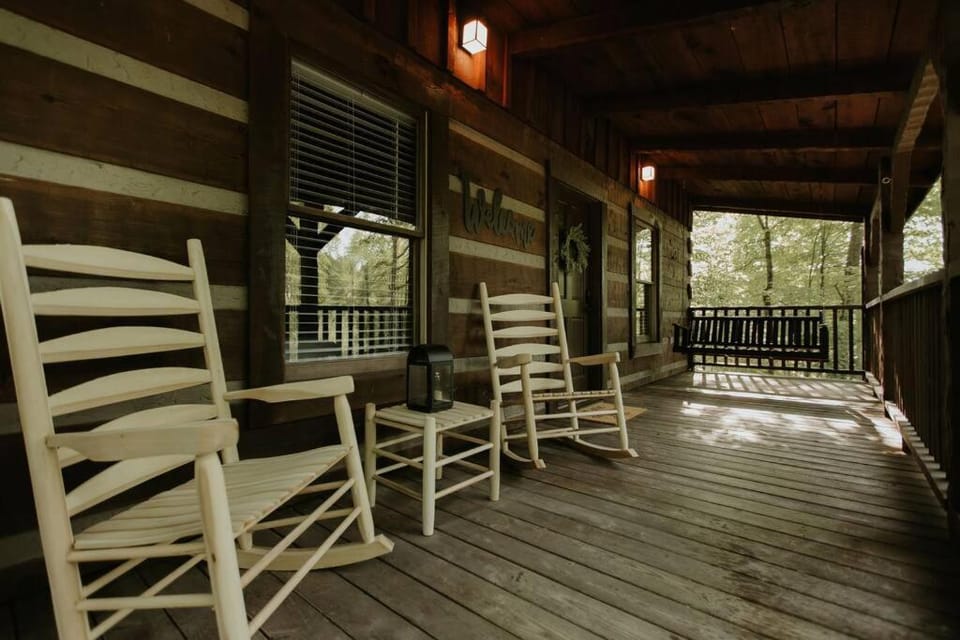 Southern Oak Cabin - Newly Remodeled - Close to all attractions Cabin in Sevier County