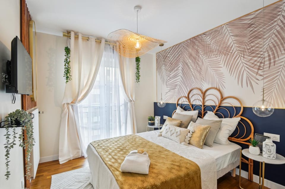 Bed, TV and multimedia, Photo of the whole room, Bedroom, towels