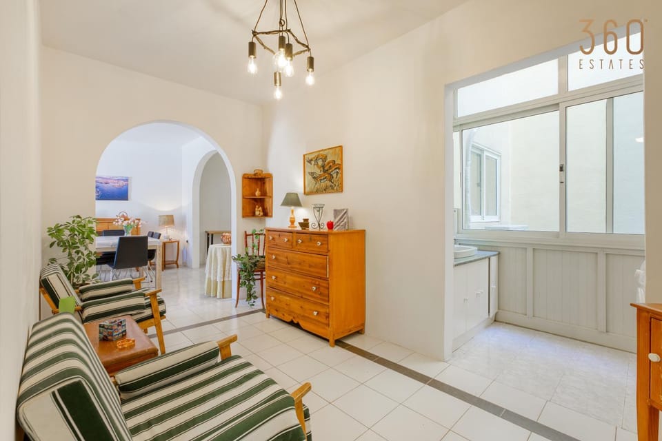 Kitchen or kitchenette, Living room, Seating area, Dining area, oven