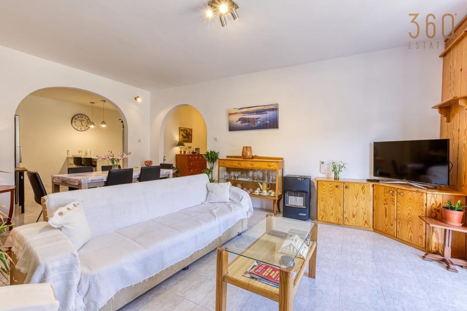 Communal lounge/ TV room, Bed, TV and multimedia, Living room, Photo of the whole room, Seating area, Evening entertainment, Bedroom, hair dresser
