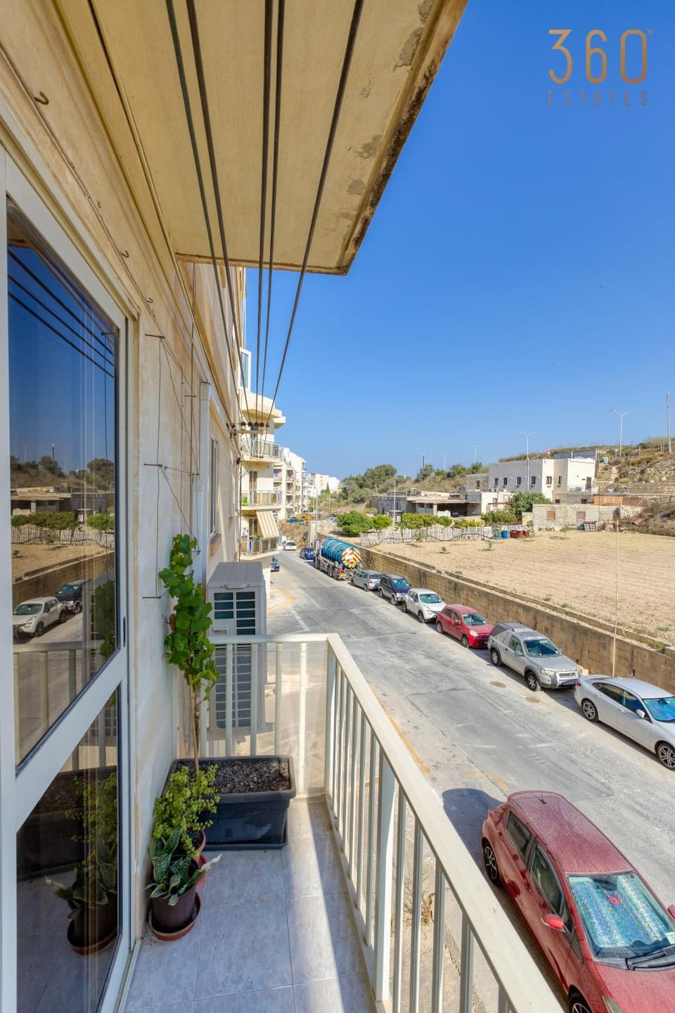 Property building, Day, Neighbourhood, Natural landscape, View (from property/room), Balcony/Terrace, Street view, Parking