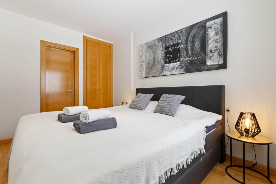 Bed, Bedroom, towels, wardrobe