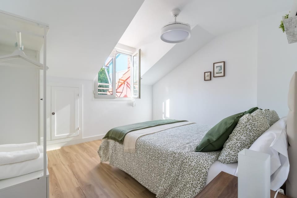 Bed, Photo of the whole room