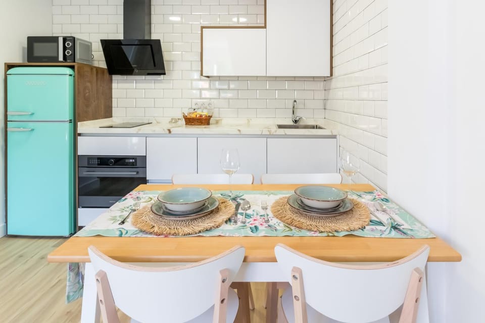 Kitchen or kitchenette, Dining area