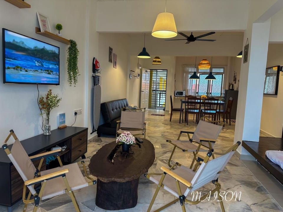Communal lounge/ TV room, TV and multimedia, Kitchen or kitchenette, Living room, Decorative detail, Seating area, Dining area, Bedroom, flat iron, hair dryier, microwave