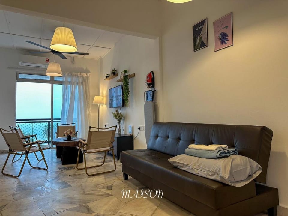 Bed, TV and multimedia, Living room, Photo of the whole room, Seating area, flat iron, towels, air conditioner