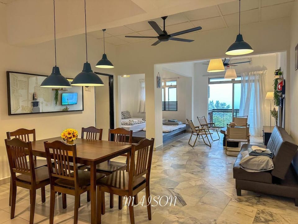 Bed, Living room, Photo of the whole room, Seating area, Dining area, Bedroom, flat iron, towels, air conditioner