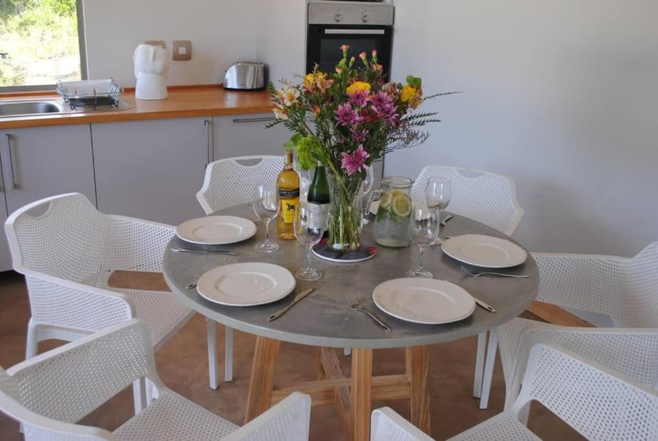 Coffee/tea facilities, Kitchen or kitchenette, Seating area, Dining area
