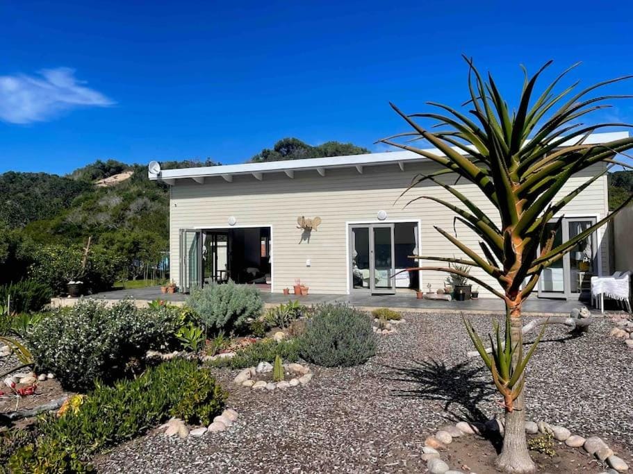 Property building, Day, Natural landscape, Garden, Garden view