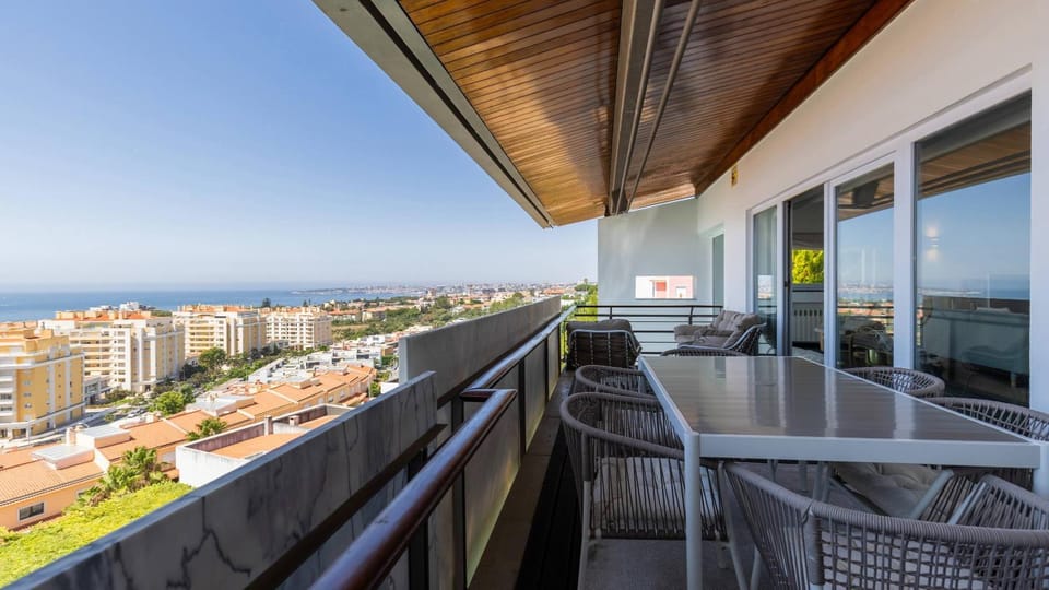 Estoril Oceanview Villa Villa in Carcavelos