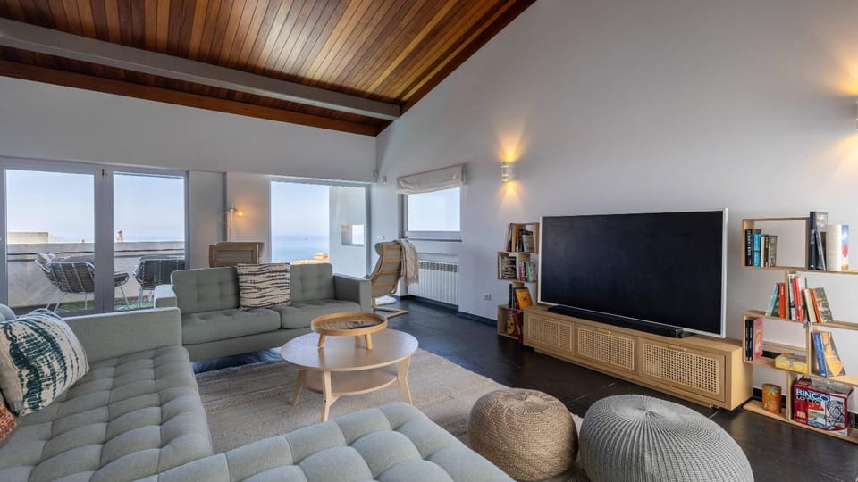 Estoril Oceanview Villa Villa in Carcavelos