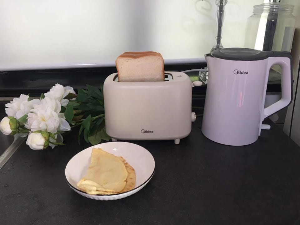 Kitchen or kitchenette, Food and drinks