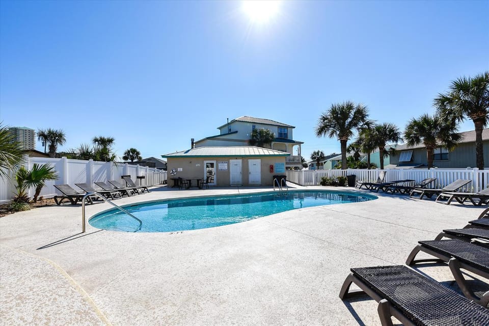 Pool view, Swimming pool, sunbed