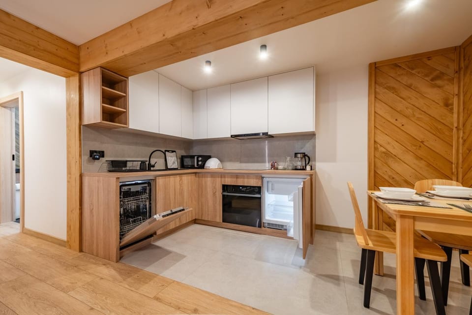 Coffee/tea facilities, Kitchen or kitchenette, Dining area, oven