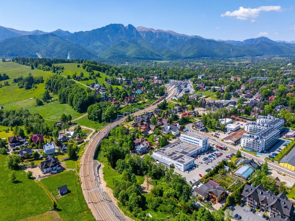 Property building, Bird's eye view, Mountain view