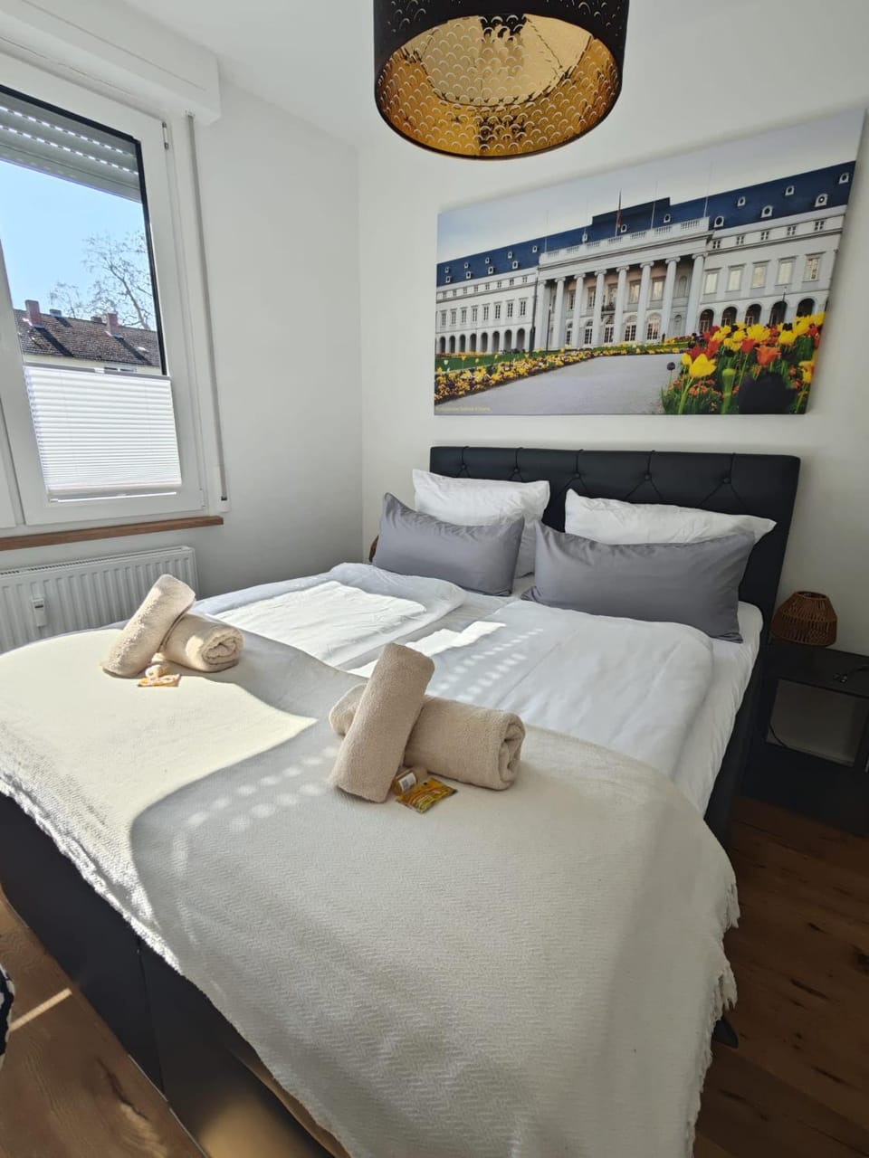 Bed, Bedroom, heating, towels