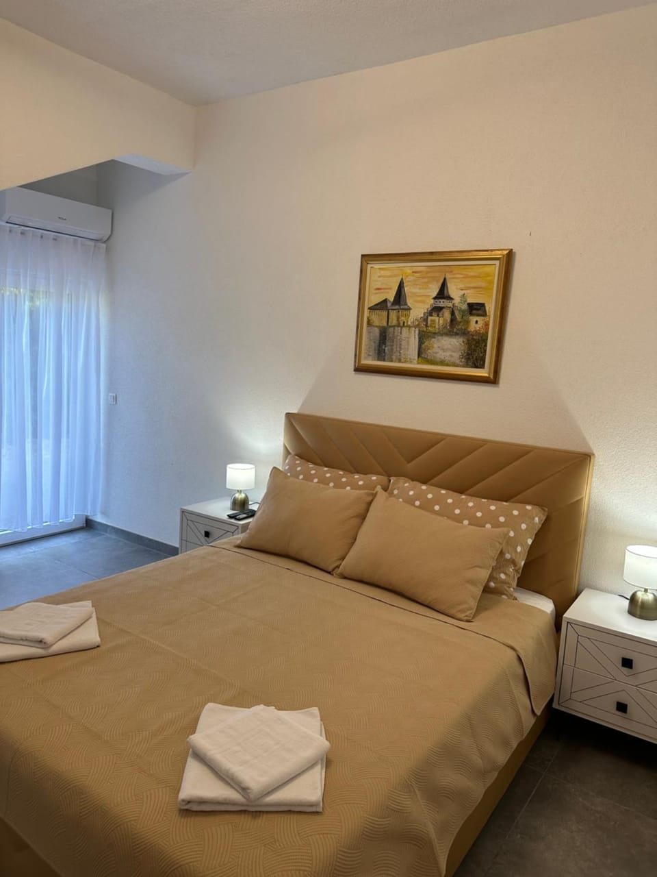 Bed, Bedroom, towels