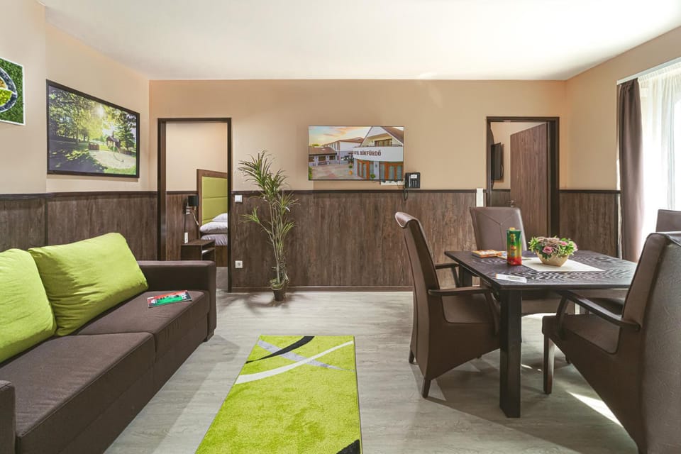 Coffee/tea facilities, Kitchen or kitchenette, Living room, Seating area