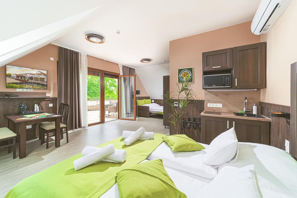 TV and multimedia, Balcony/Terrace, Kitchen or kitchenette, Photo of the whole room, microwave, minibar, kitchen, air conditioner
