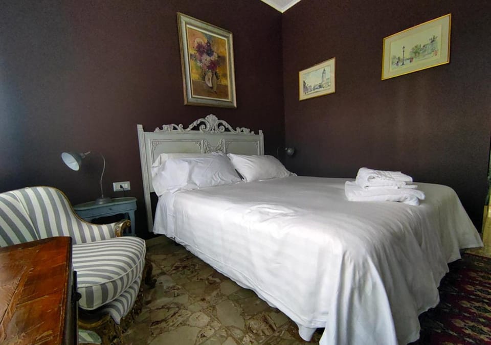 Bed, Photo of the whole room, Bedroom, internet, air conditioner