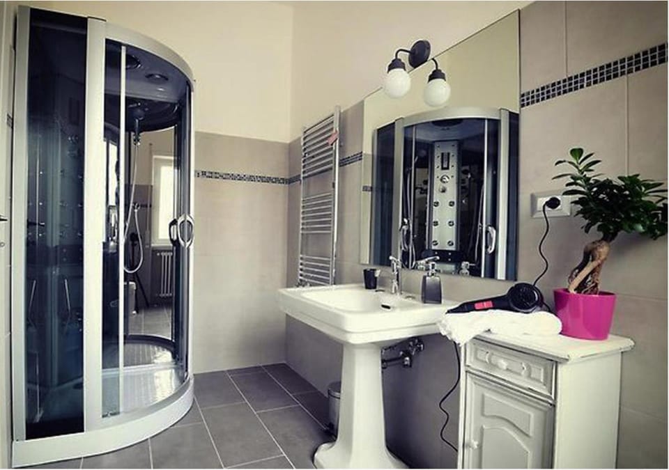 Shower, Bathroom, hair dryier, heating, towels