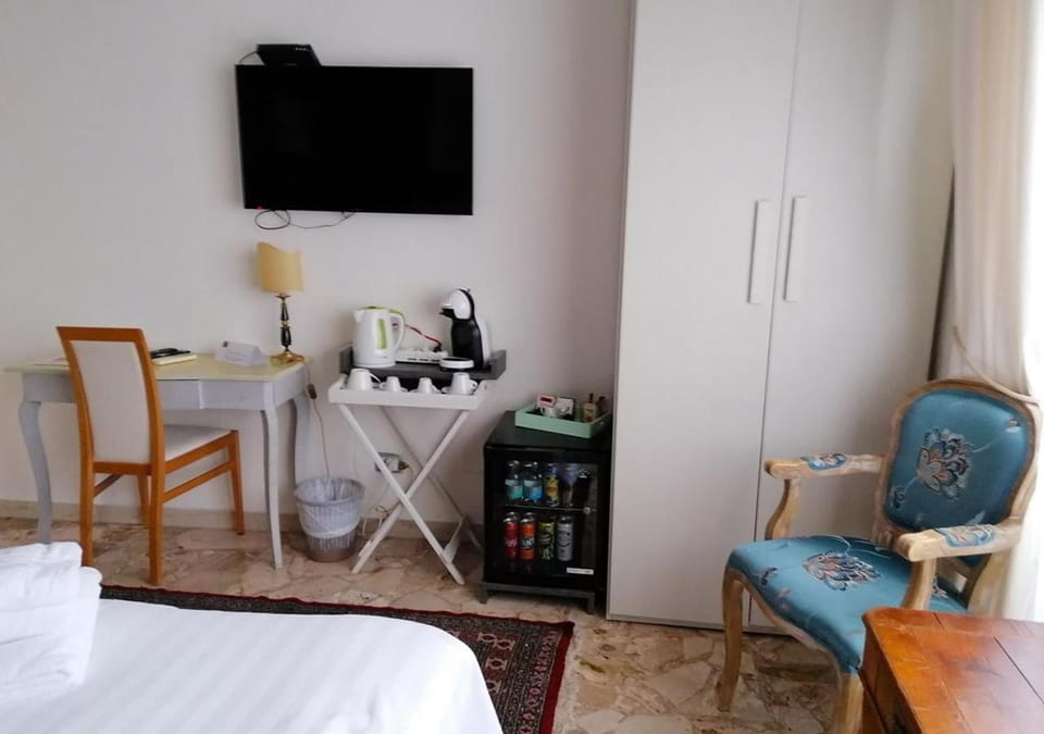 Bed, TV and multimedia, Coffee/tea facilities, Living room, Seating area, Bedroom