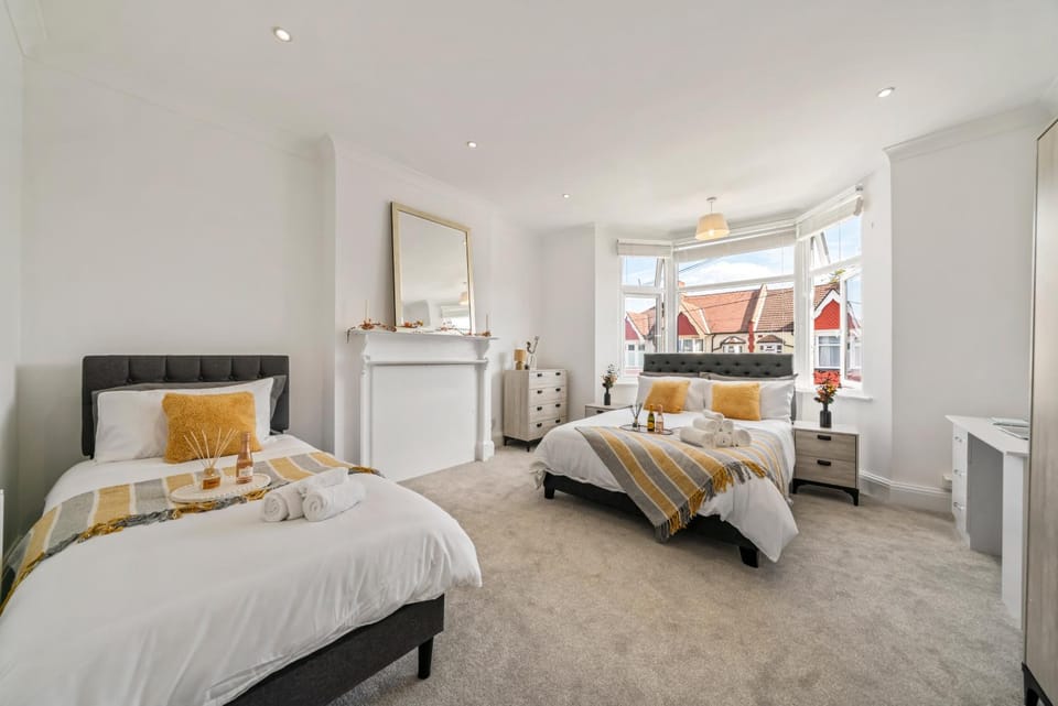 Bed, Photo of the whole room, Bedroom