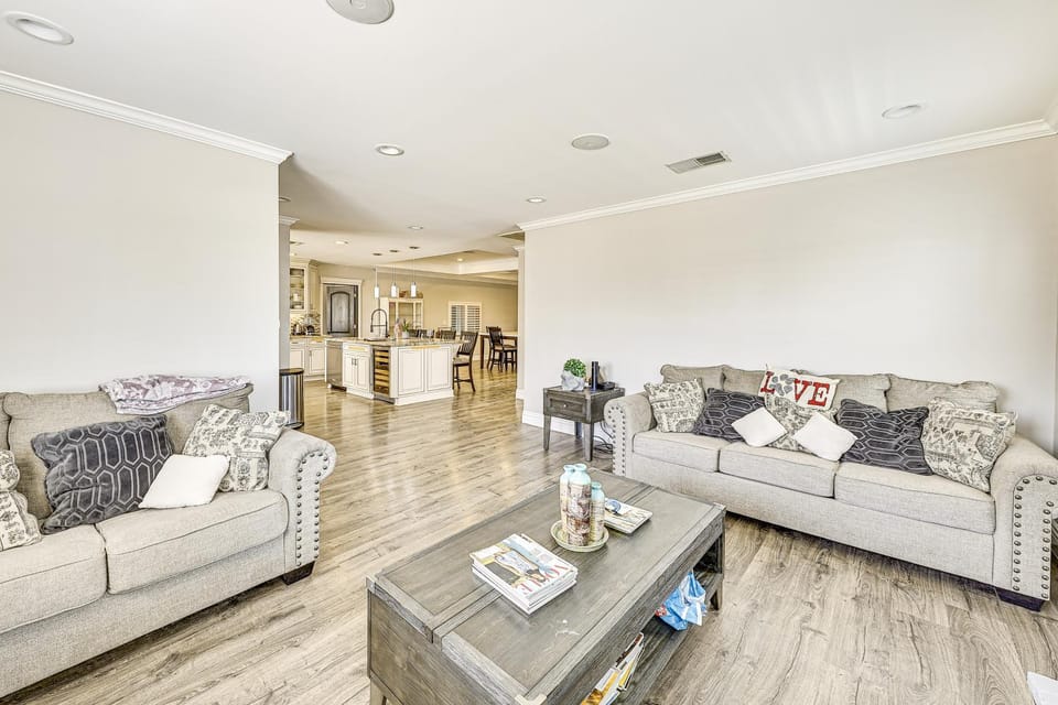 Game Room, Pool! Family Home 25 Mi to Disneyland House in West Covina