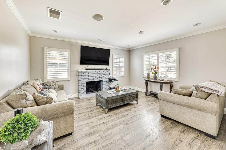 Game Room, Pool! Family Home 25 Mi to Disneyland House in West Covina