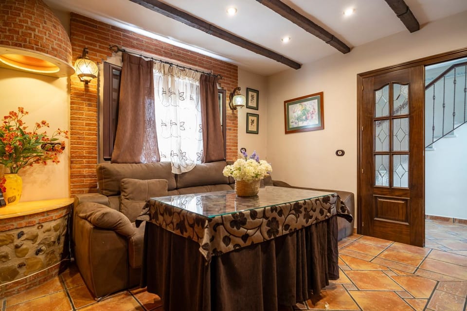 Casa con patio y terraza en Barrio histórico de la Villa, junto al Adarve Apartment in Priego de Córdoba