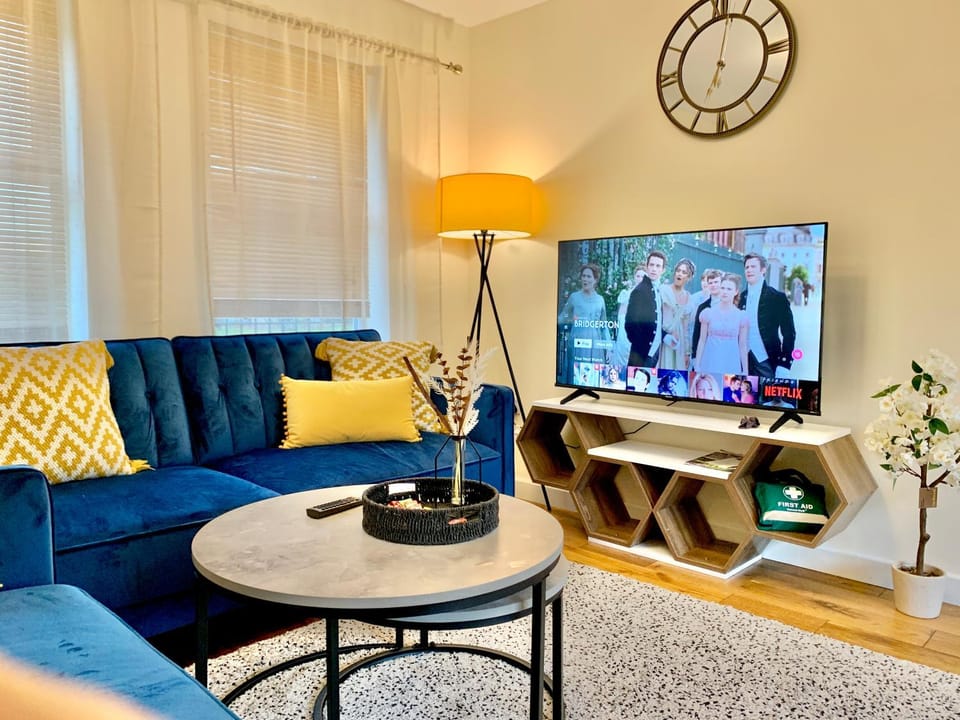 Communal lounge/ TV room, TV and multimedia, Living room, Seating area, Evening entertainment