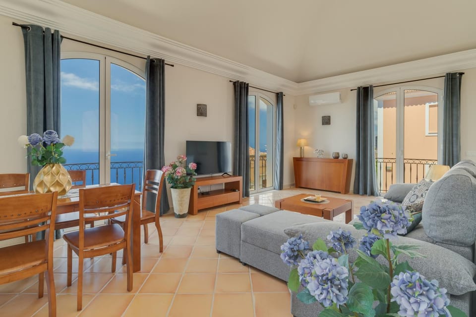 Natural landscape, TV and multimedia, View (from property/room), Living room, Seating area, Dining area, Sea view